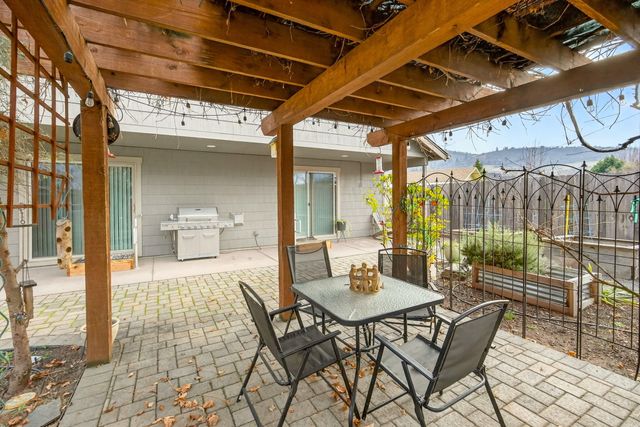 335 Meadow Slope Drive, Talent, OR 97540