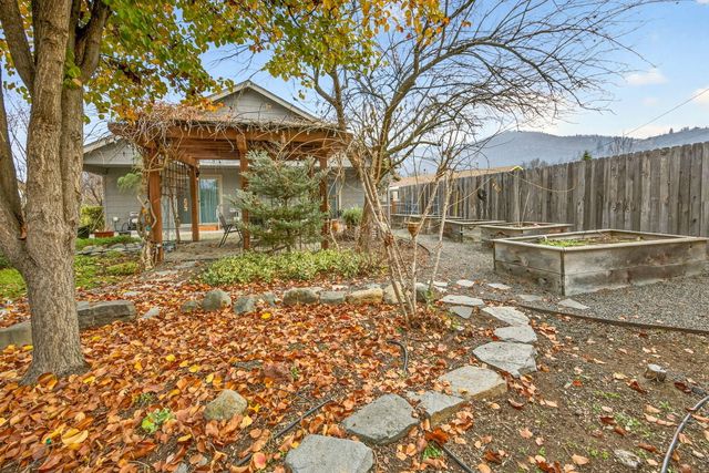 335 Meadow Slope Drive, Talent, OR 97540