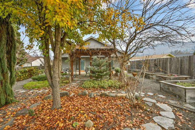 335 Meadow Slope Drive, Talent, OR 97540