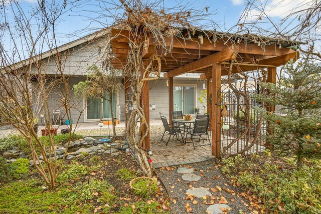 335 Meadow Slope Drive, Talent, OR 97540