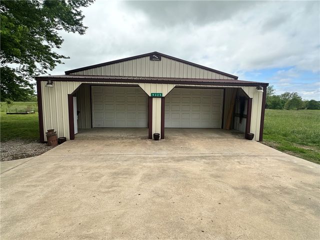 9325 S Pleasant Valley Road, Gentry, AR 72734