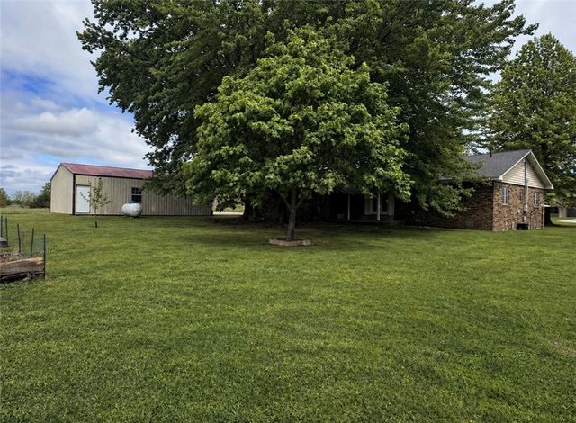 9325 S Pleasant Valley Road, Gentry, AR 72734