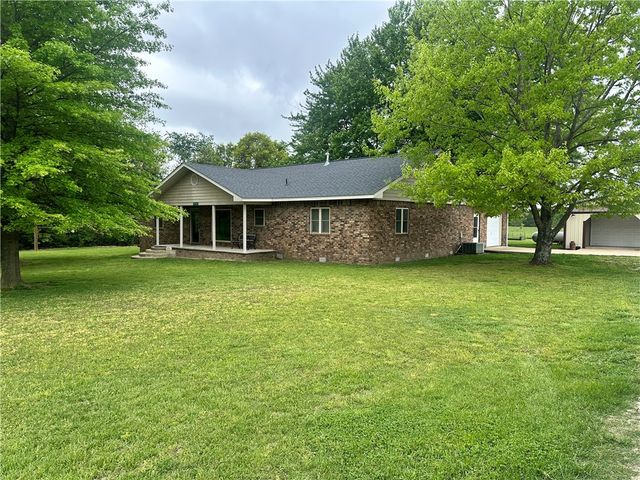 9325 S Pleasant Valley Road, Gentry, AR 72734