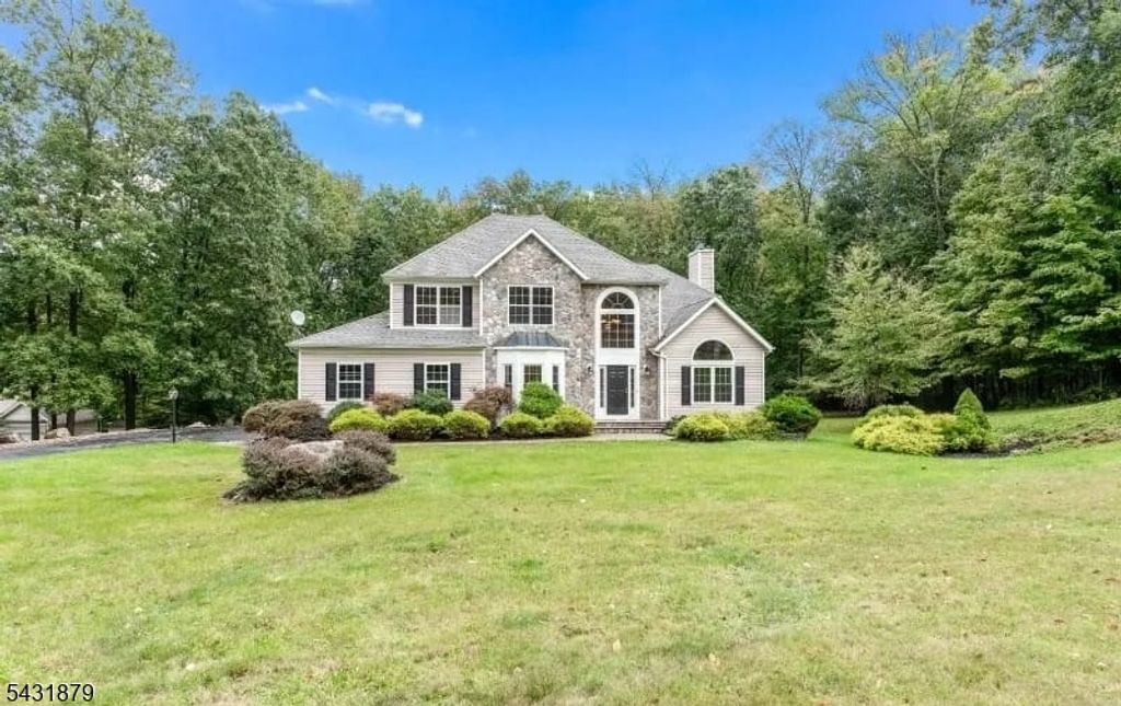 8 Whispering Woods Ln, Sparta Twp., NJ 07871