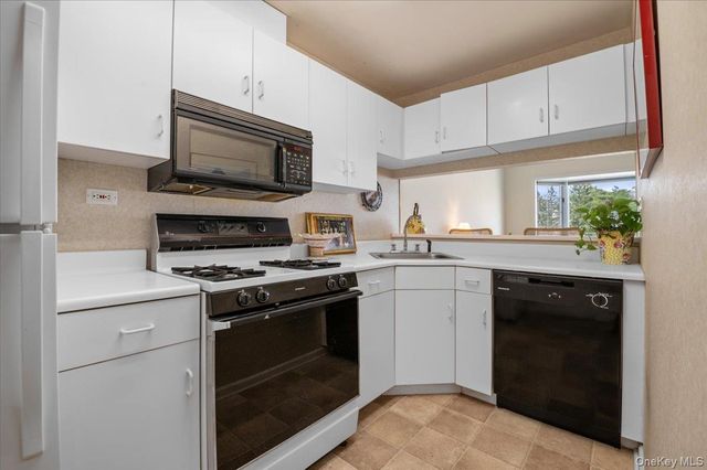 240-30B Oak Park Drive 31B, Douglaston, NY 11362