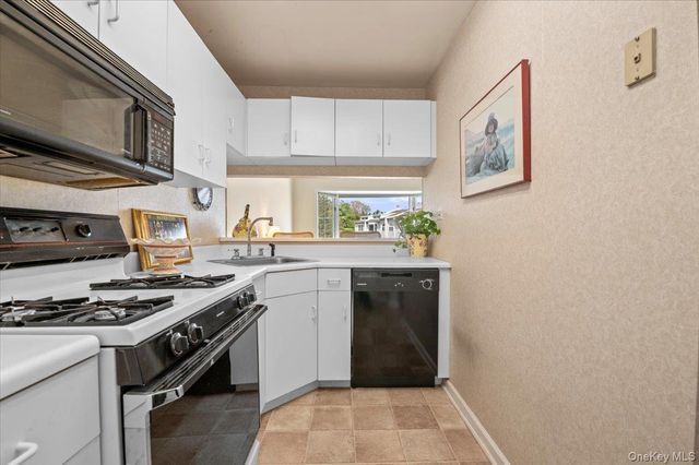 240-30B Oak Park Drive 31B, Douglaston, NY 11362
