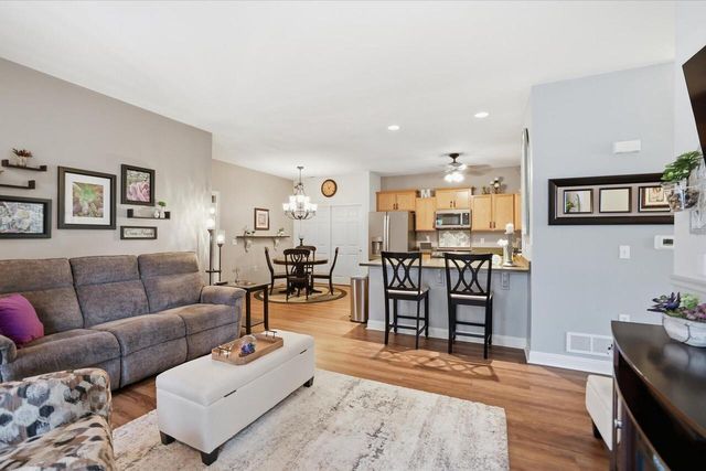 2287 W Vista Bella DRIVE, Oak Creek, WI 53154