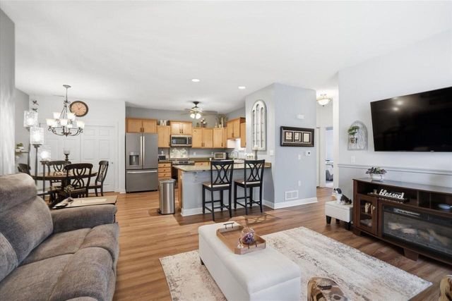 2287 W Vista Bella DRIVE, Oak Creek, WI 53154