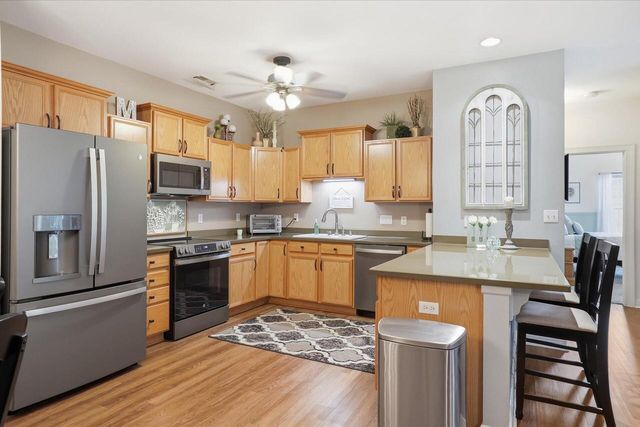 2287 W Vista Bella DRIVE, Oak Creek, WI 53154