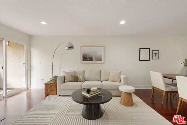 1951 N Beachwood Drive 206, Los Angeles, CA 90068