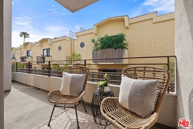 1951 N Beachwood Drive 206, Los Angeles, CA 90068