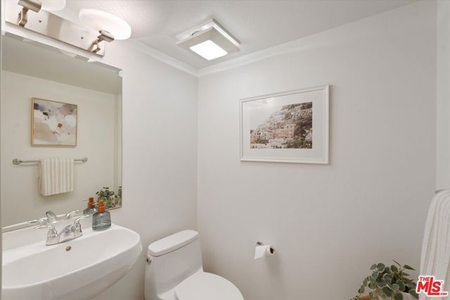 1951 N Beachwood Drive 206, Los Angeles, CA 90068