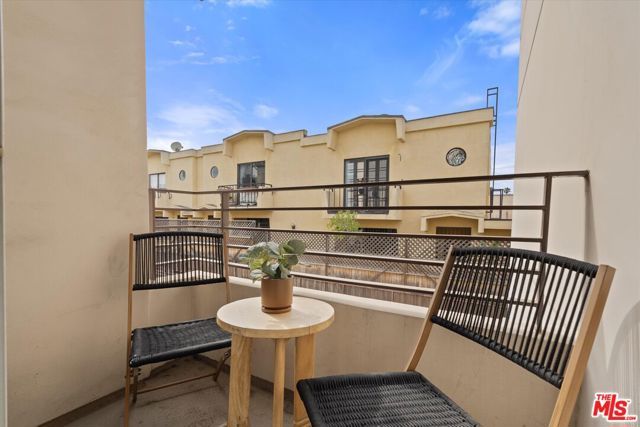 1951 N Beachwood Drive 206, Los Angeles, CA 90068