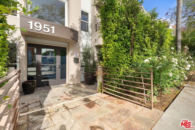 1951 N Beachwood Drive 206, Los Angeles, CA 90068