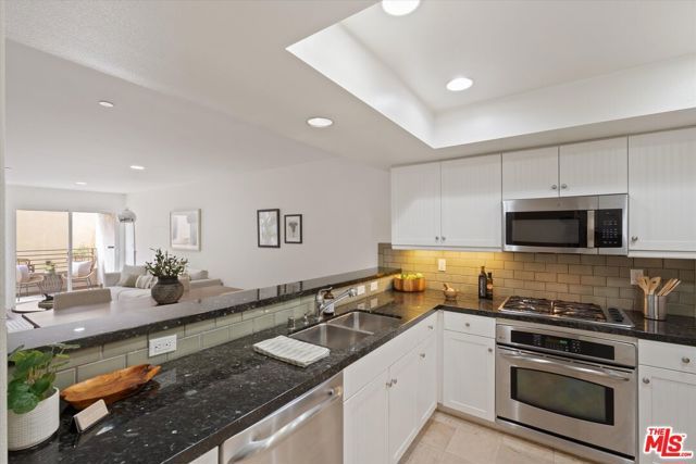 1951 N Beachwood Drive 206, Los Angeles, CA 90068