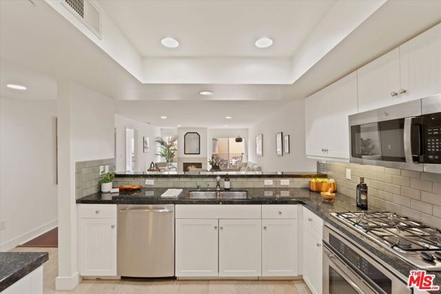 1951 N Beachwood Drive 206, Los Angeles, CA 90068