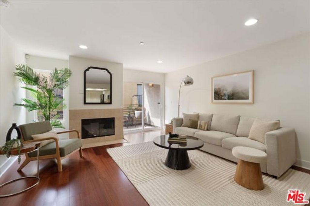 1951 N Beachwood Drive 206, Los Angeles, CA 90068