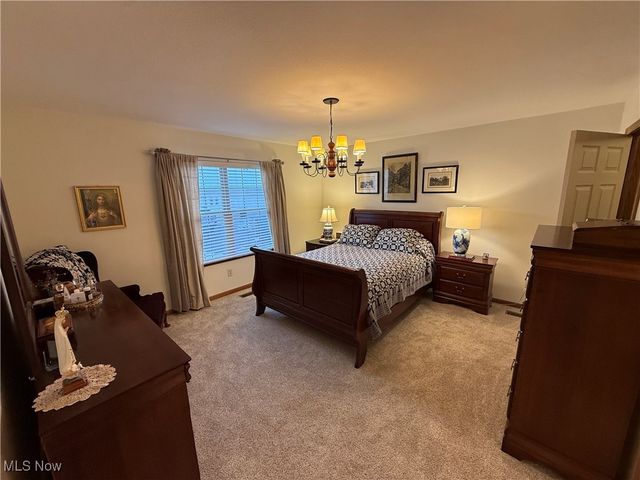 39 Village Court, Columbiana, OH 44408