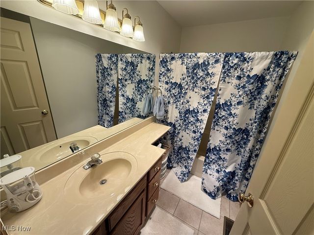 39 Village Court, Columbiana, OH 44408