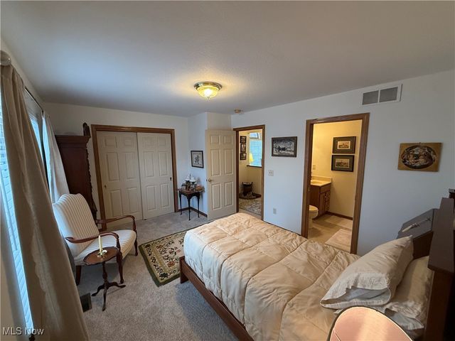 39 Village Court, Columbiana, OH 44408