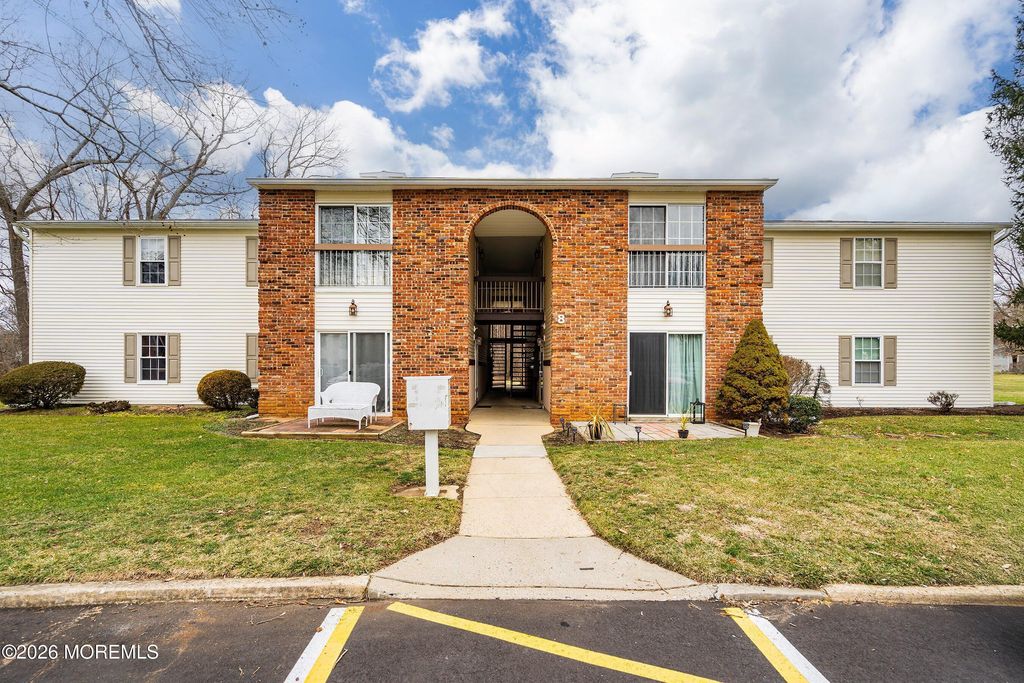 8-2 Seattle Court, Freehold, NJ 07728