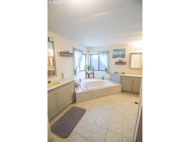 7918 Se KING Rd 5, Milwaukie, OR 97222