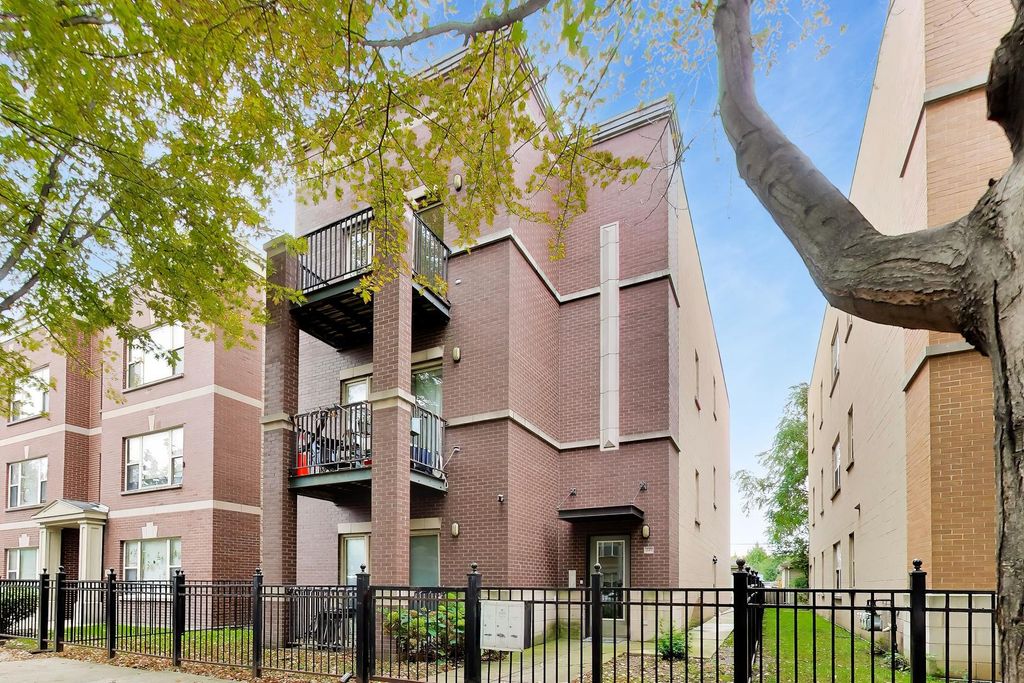 1149 W Washburne Avenue 301, Chicago, IL 60608 — exterior