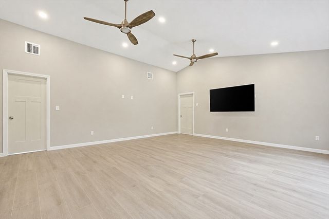 211 Mendon St, Hopedale, MA 01747