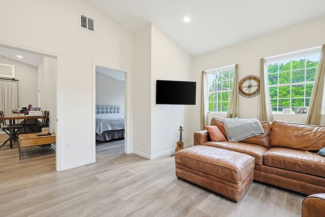 211 Mendon St, Hopedale, MA 01747