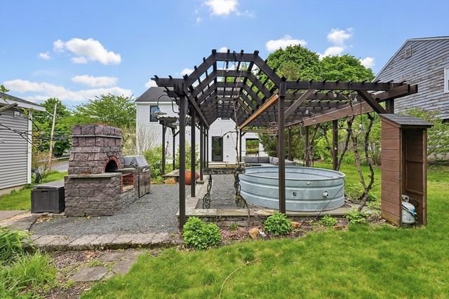 211 Mendon St, Hopedale, MA 01747
