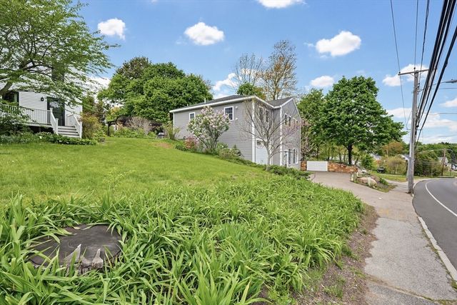 211 Mendon St, Hopedale, MA 01747