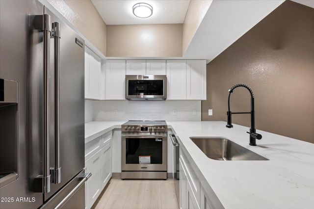 3207 W LOMA Lane 5, Phoenix, AZ 85051