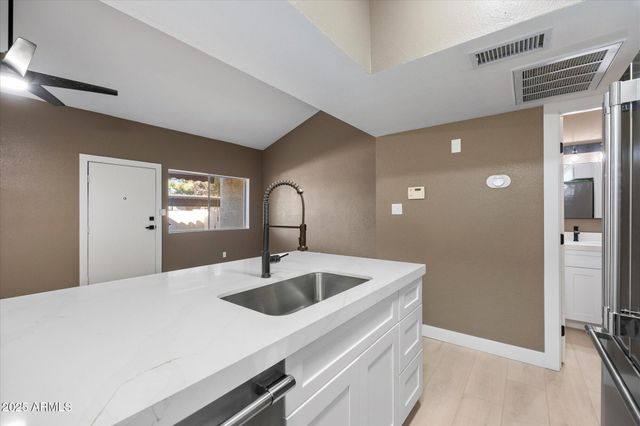 3207 W LOMA Lane 5, Phoenix, AZ 85051