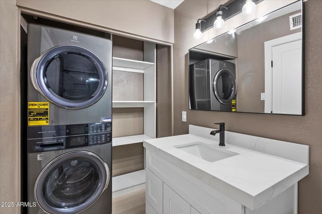 3207 W LOMA Lane 5, Phoenix, AZ 85051