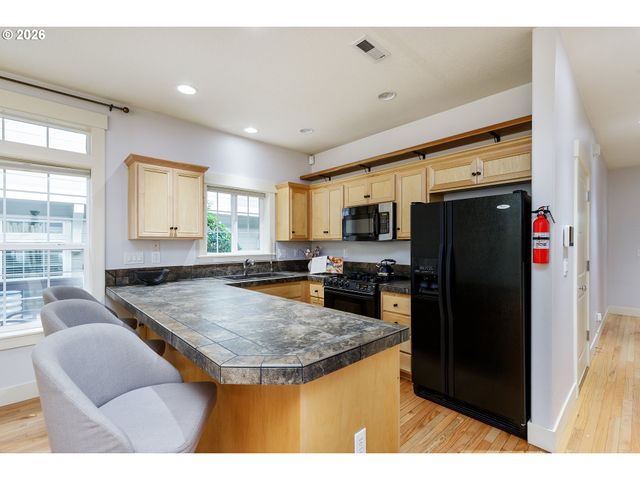 2150 Ne MULTNOMAH St, Portland, OR 97232