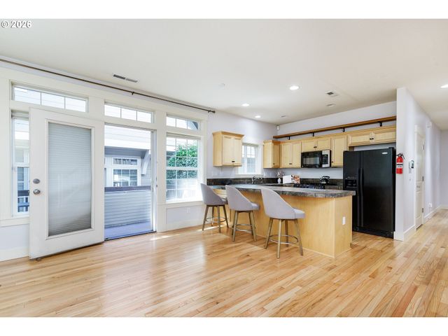 2150 Ne MULTNOMAH St, Portland, OR 97232