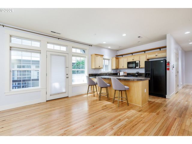 2150 Ne MULTNOMAH St, Portland, OR 97232