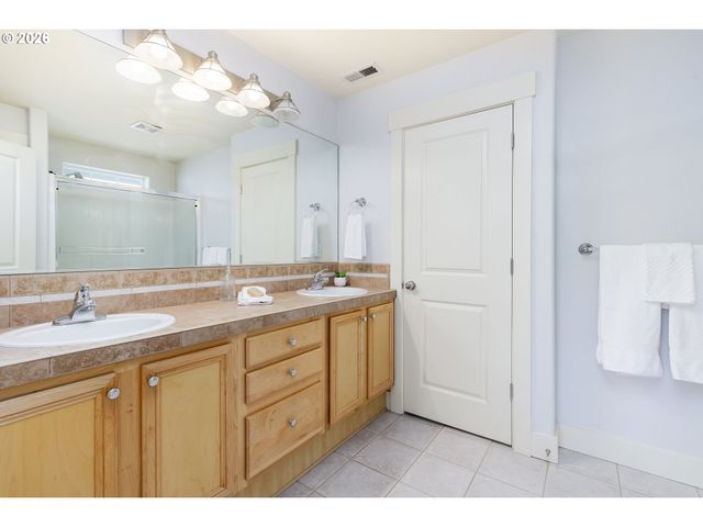 2150 Ne MULTNOMAH St, Portland, OR 97232