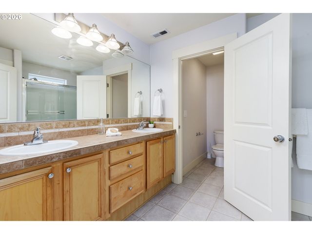 2150 Ne MULTNOMAH St, Portland, OR 97232