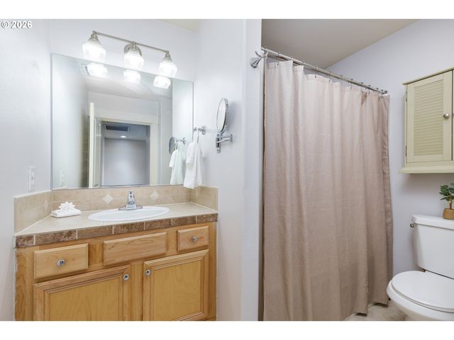 2150 Ne MULTNOMAH St, Portland, OR 97232