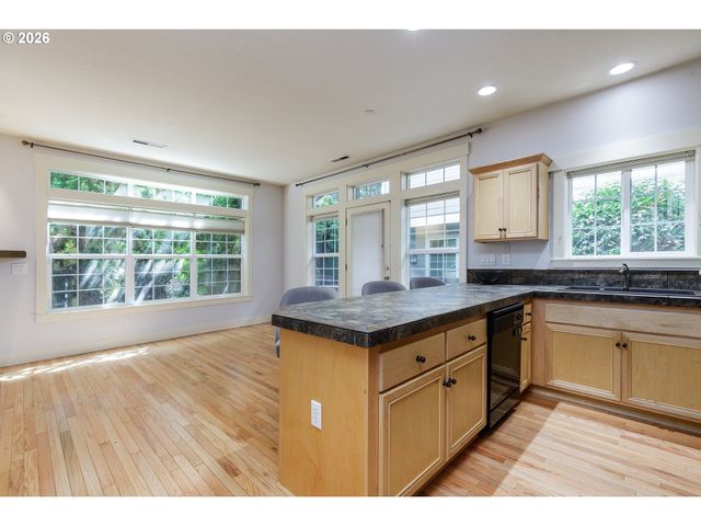 2150 Ne MULTNOMAH St, Portland, OR 97232