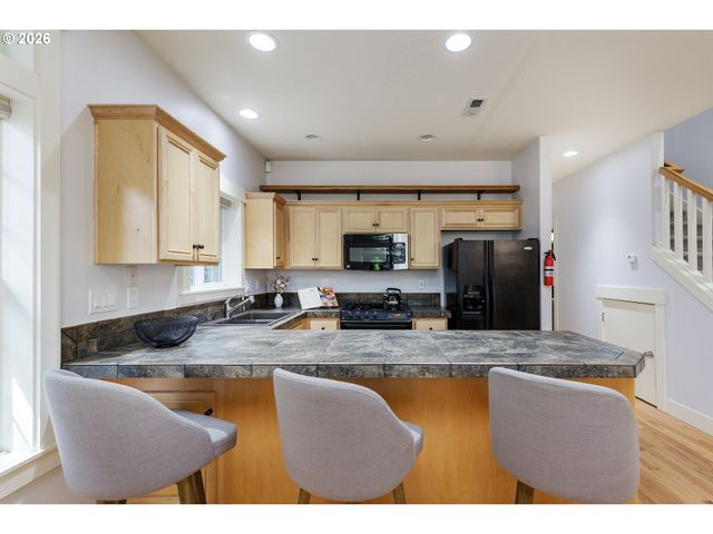 2150 Ne MULTNOMAH St, Portland, OR 97232