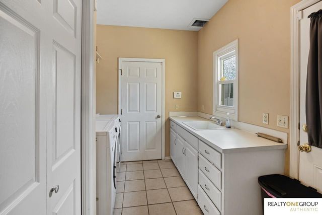17812 Washington Circle, Omaha, NE 68135