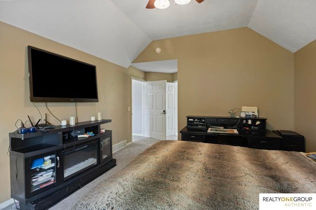 17812 Washington Circle, Omaha, NE 68135