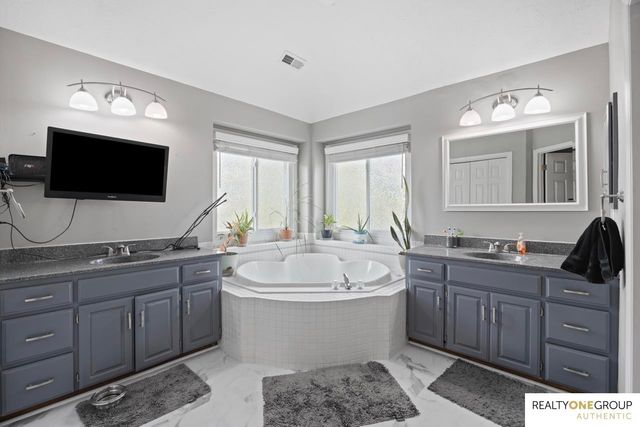 17812 Washington Circle, Omaha, NE 68135