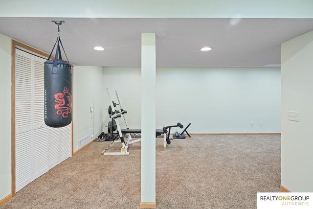 17812 Washington Circle, Omaha, NE 68135