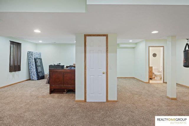 17812 Washington Circle, Omaha, NE 68135