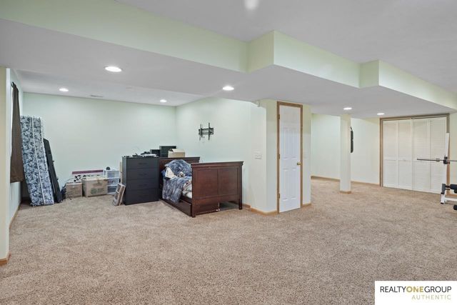 17812 Washington Circle, Omaha, NE 68135
