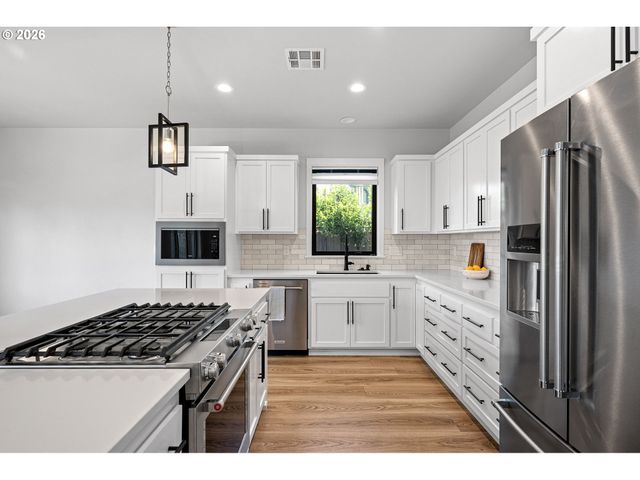 871 SALMONBERRY St, Springfield, OR 97477