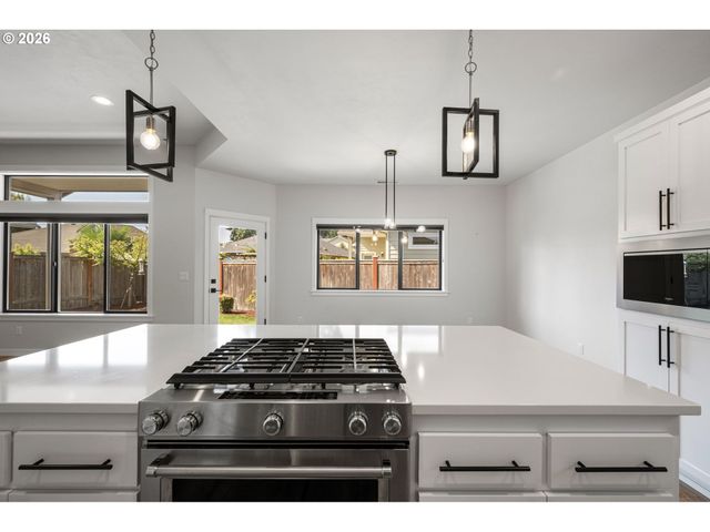 871 SALMONBERRY St, Springfield, OR 97477